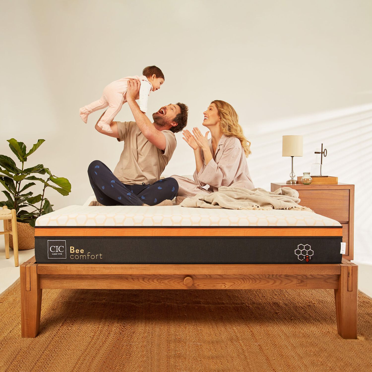 Cama Europea King Bee Comfort + Respaldo Mil&aacute;n Mostaza