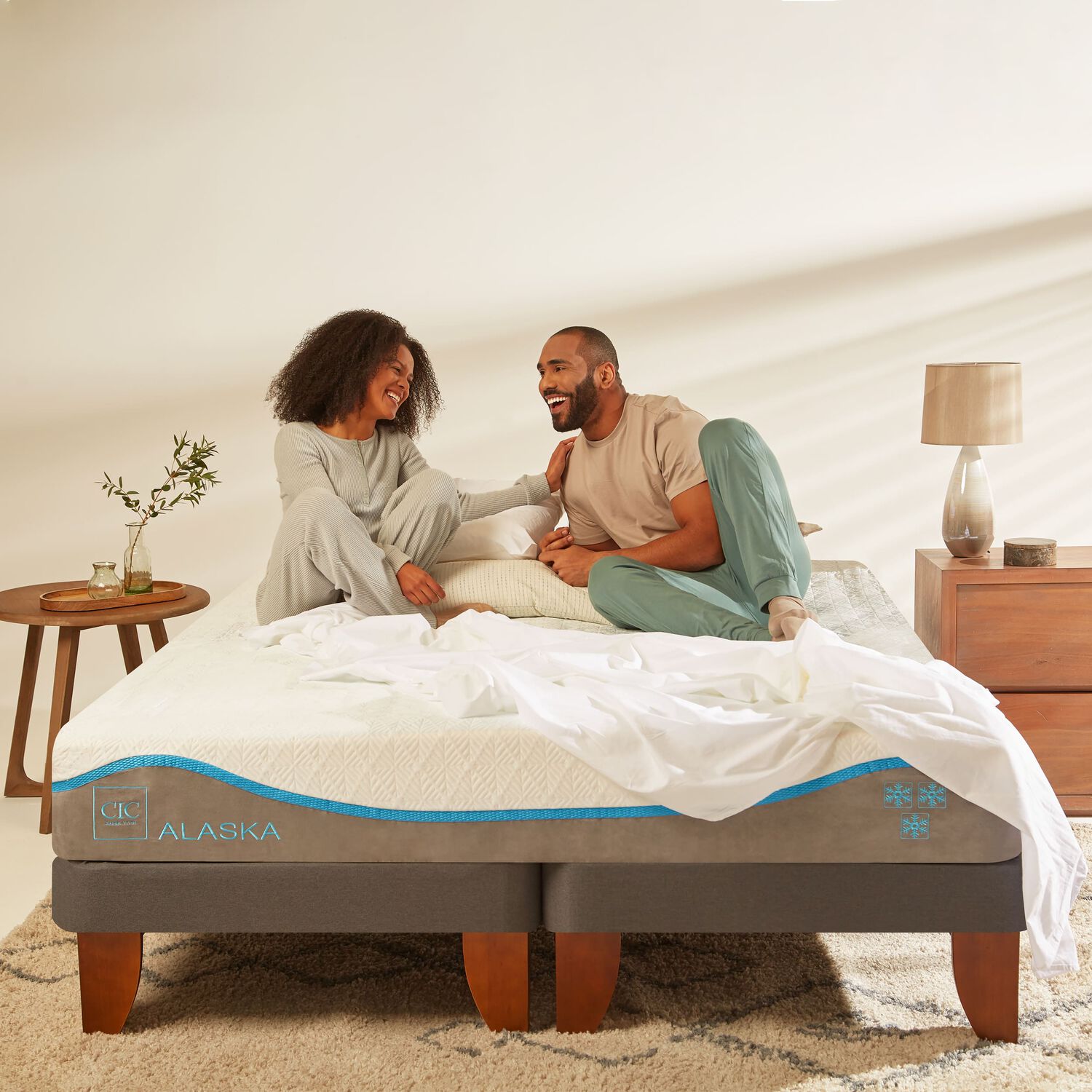 Cama Europea 2 Plazas Alaska Base Dividida + Respaldo Mil&aacute;n Mostaza