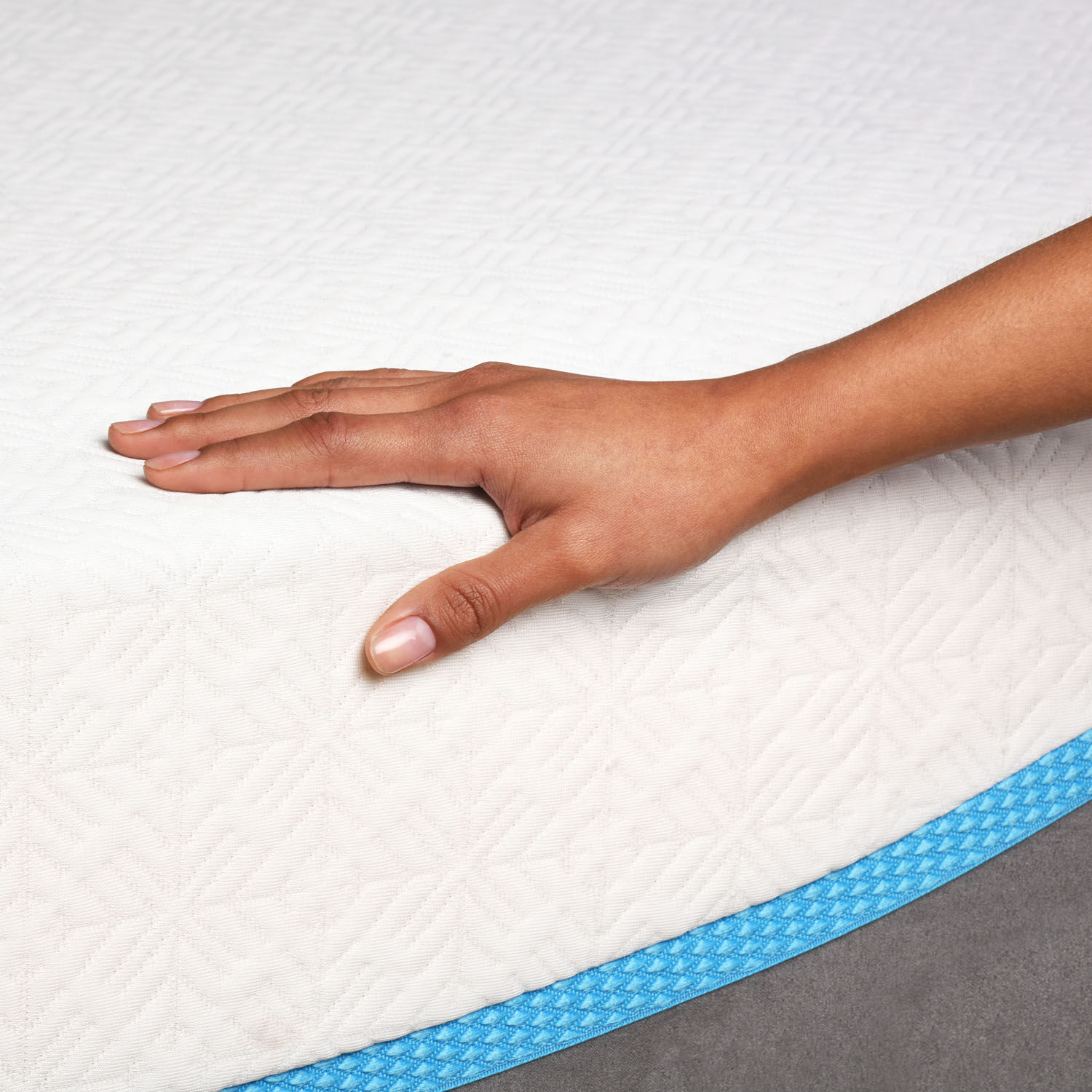 Cama Europea King Alaska + Veladores Mil&aacute;n Caramel