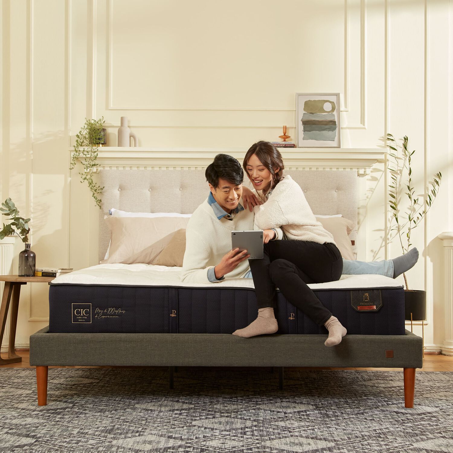 Cama Europea Curve King Premium + Plum&oacute;n + S&aacute;banas + Almohadas
