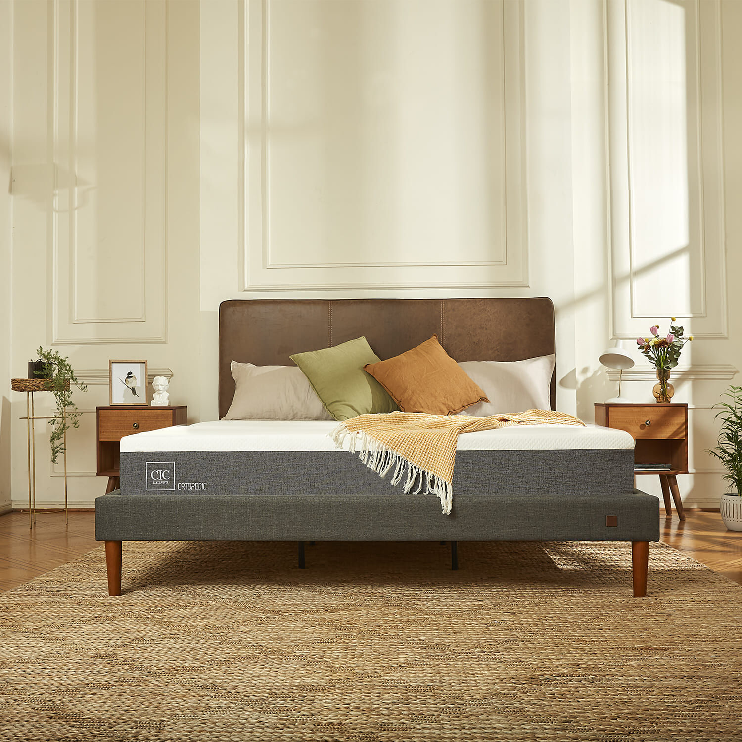 Cama Europea Curve King Ortopedic + Set Mil&aacute;n Caramel + Almohadas + Plum&oacute;n