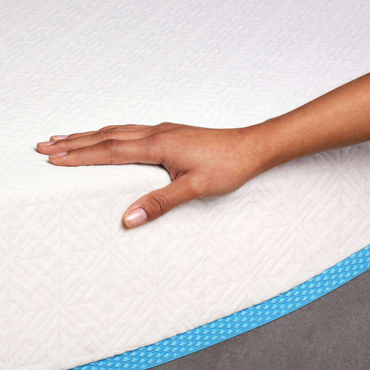 Cama Europea King Alaska + Respaldo T&aacute;mesis