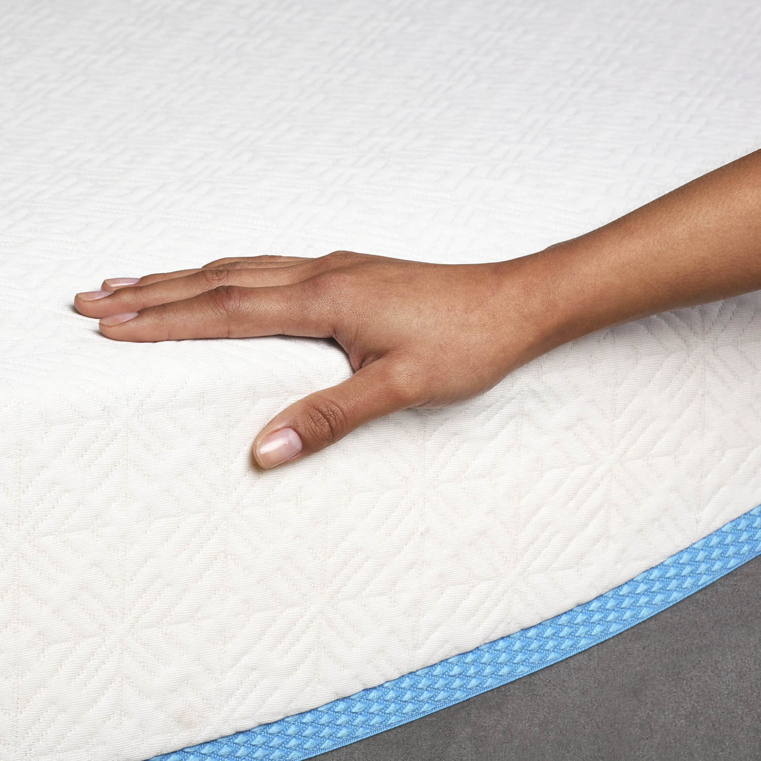 Cama Europea Curve King Alaska + Plum&oacute;n + S&aacute;banas + Almohadas Viscoel&aacute;sticass