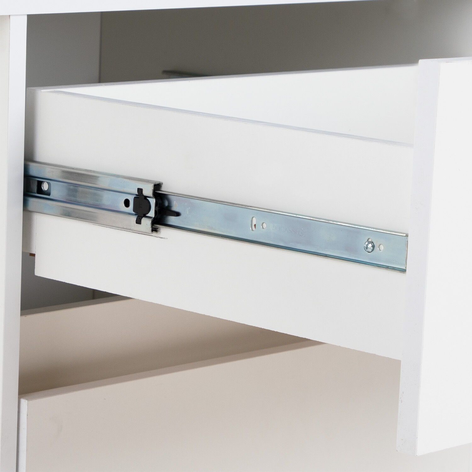 Rack Tv 70" Nash Con Ruedas 2 Puertas 2 Cajones Blanco