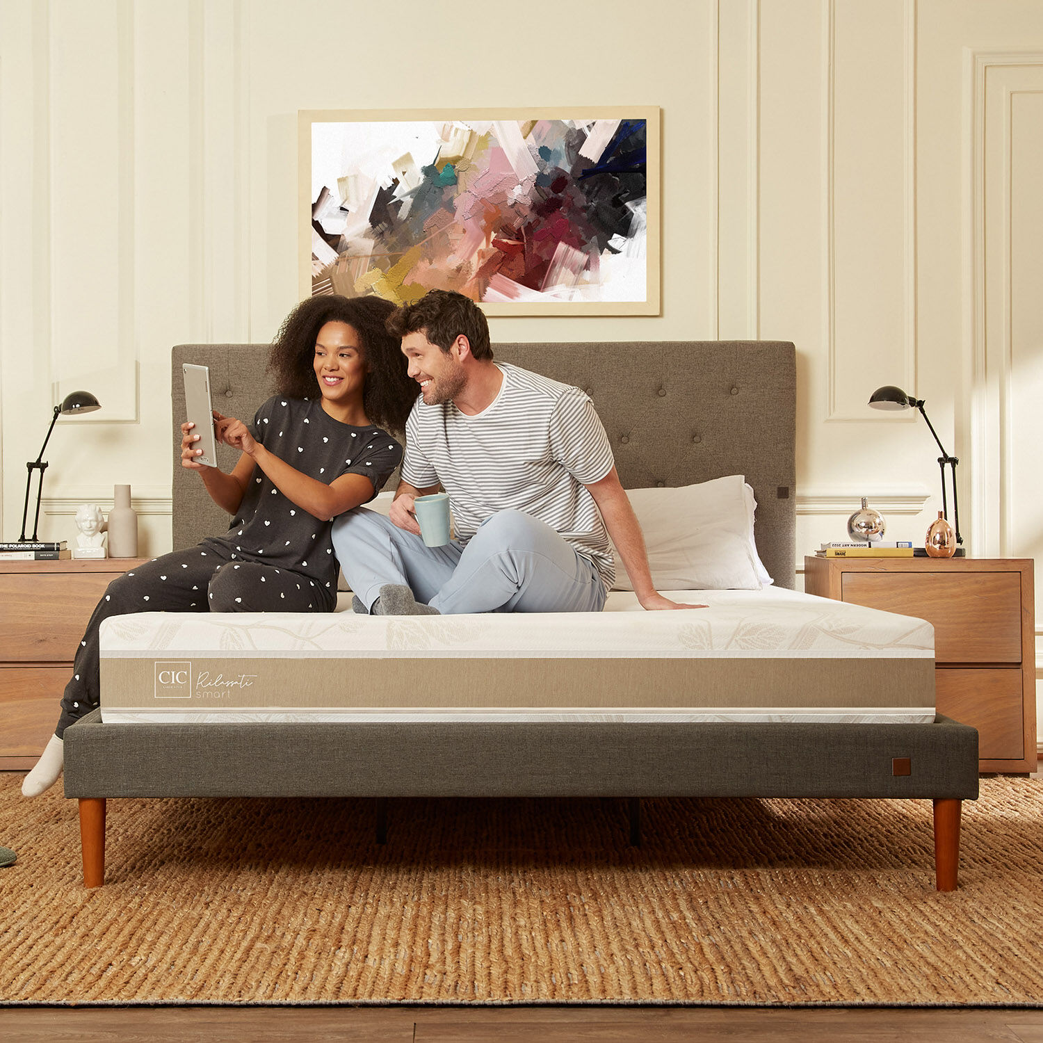 Cama Europea Curve King Rilassati Infinity + Set Mil&aacute;n Caramel