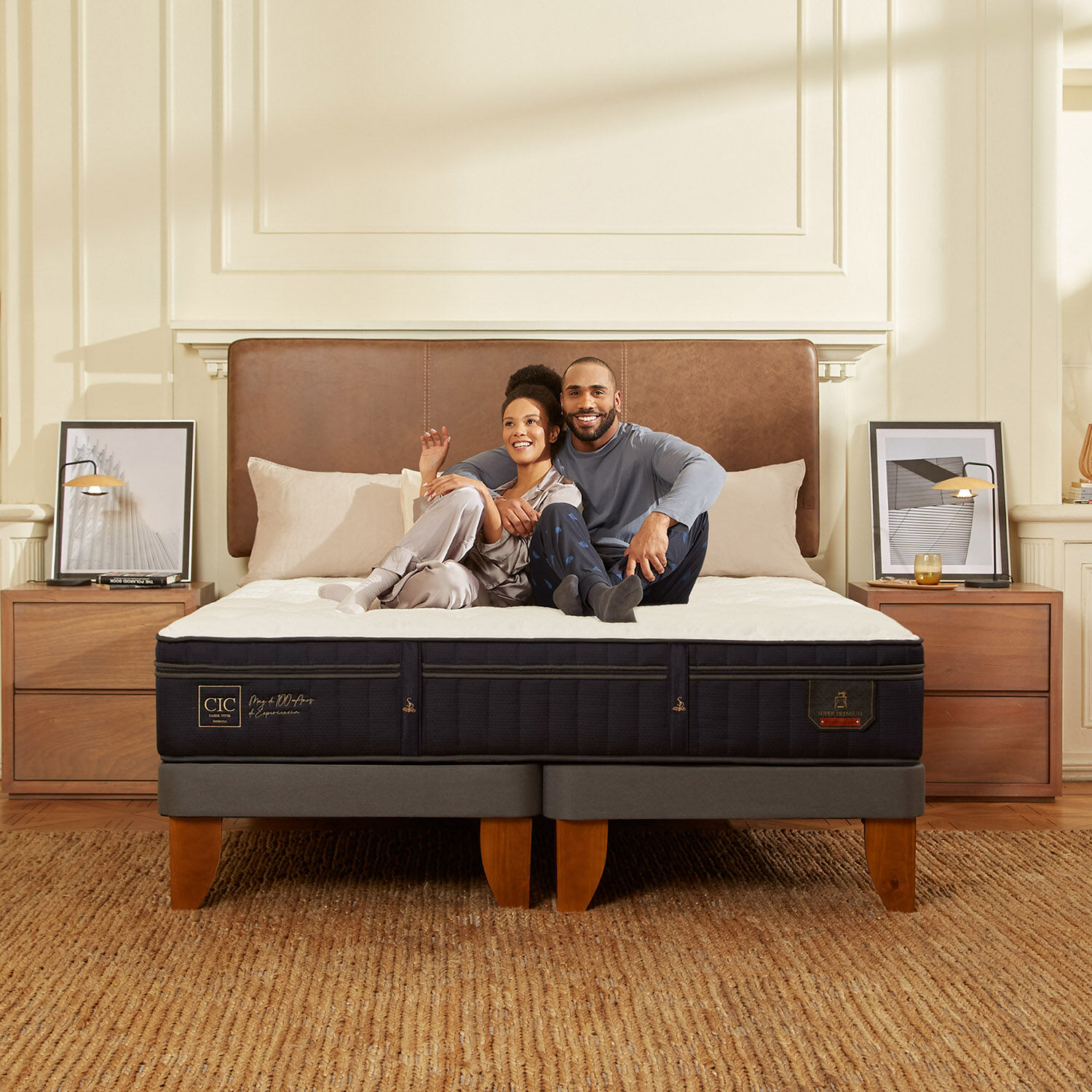 Cama Europea King Super Premium + Set Mir&oacute; Caramel + Almohadas 100% de Pluma de Ganso
