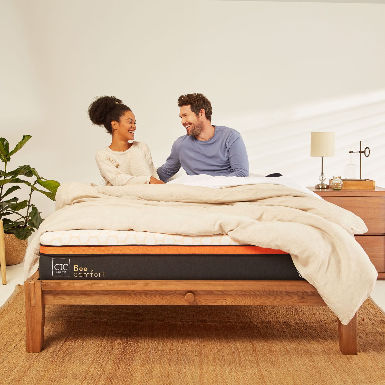 Cama Europea 2 Plazas Bee Comfort Base Dividida + Respaldo Mil&aacute;n Olivo